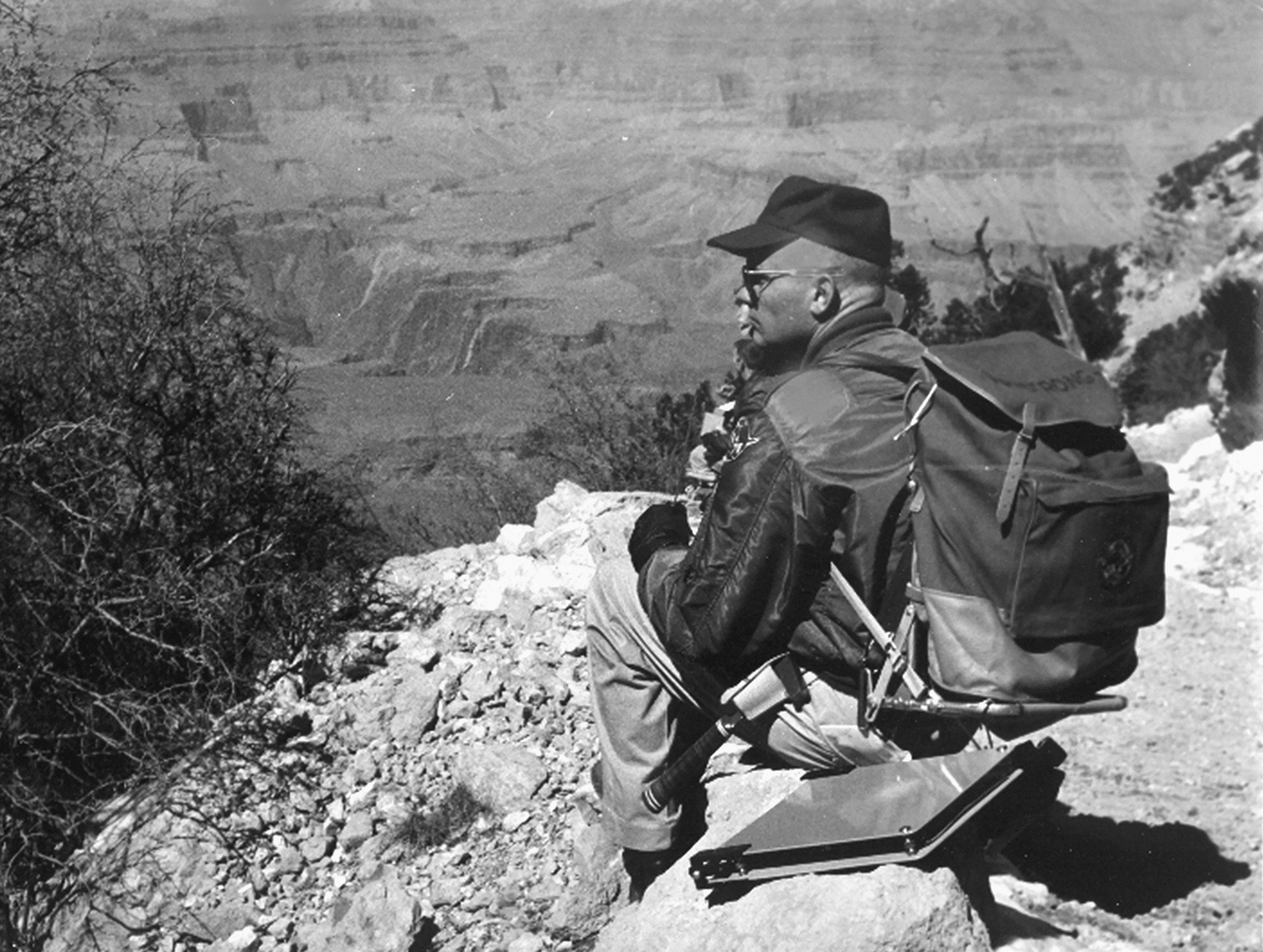 Neil Armstrong wirft einen Blick auf die Kraterlandschaft Arizonas